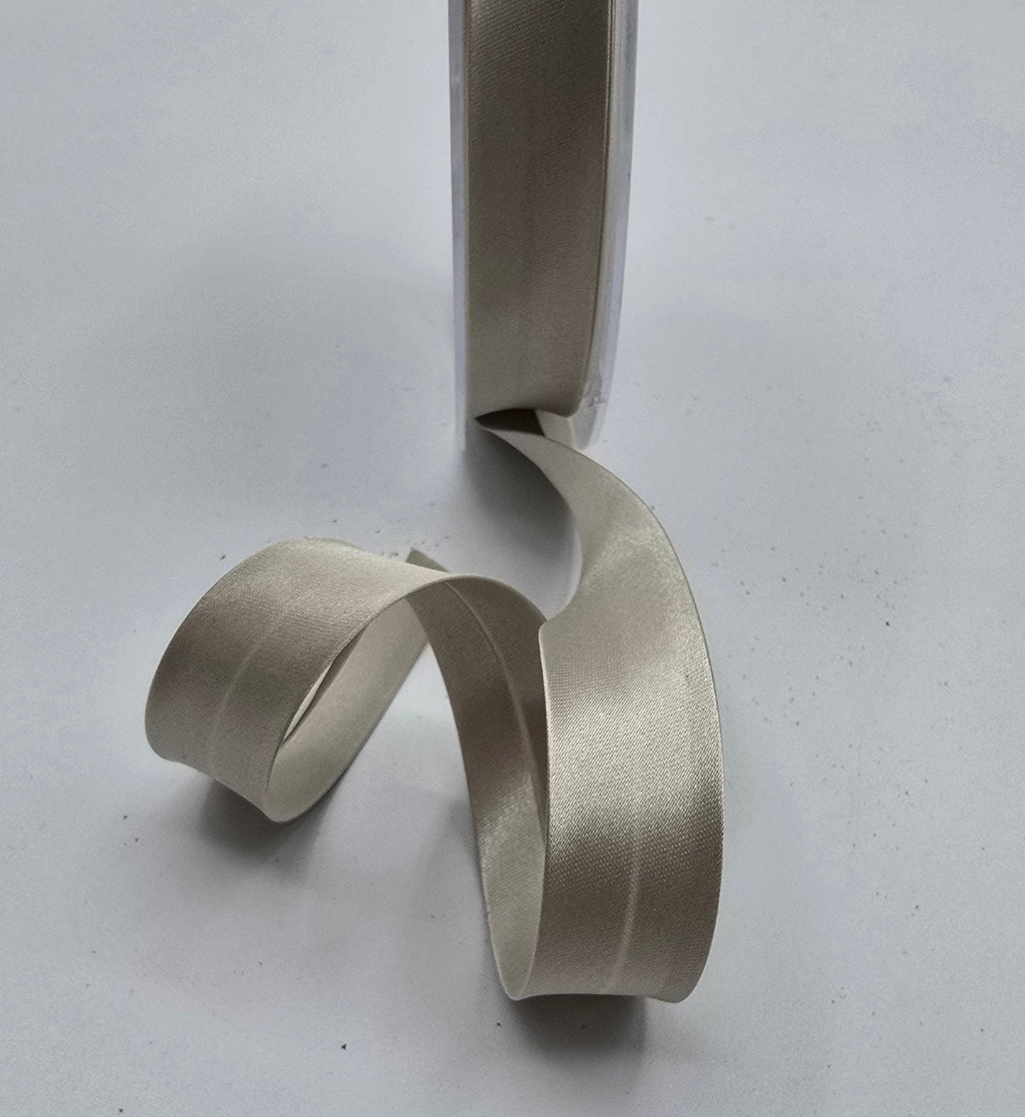 Biais satin 27 mm taupe clair 45